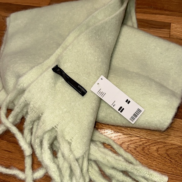 NWT Urban Outfitters Scarf - Picture 2 of 4